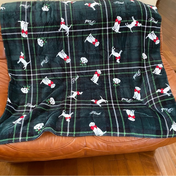 NWT Pink Cozy Fleece Blanket - Picture 2 of 9